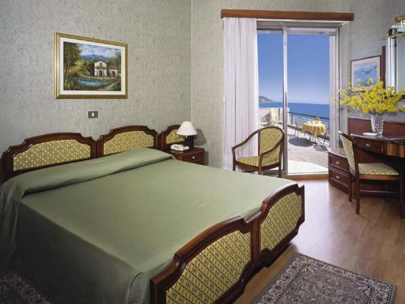 Hotel Bellevue Et Mediterranee Diano Marina Exterior photo